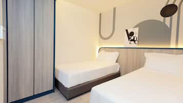 Una cassaforte in camera, una scrivania, tende oscuranti