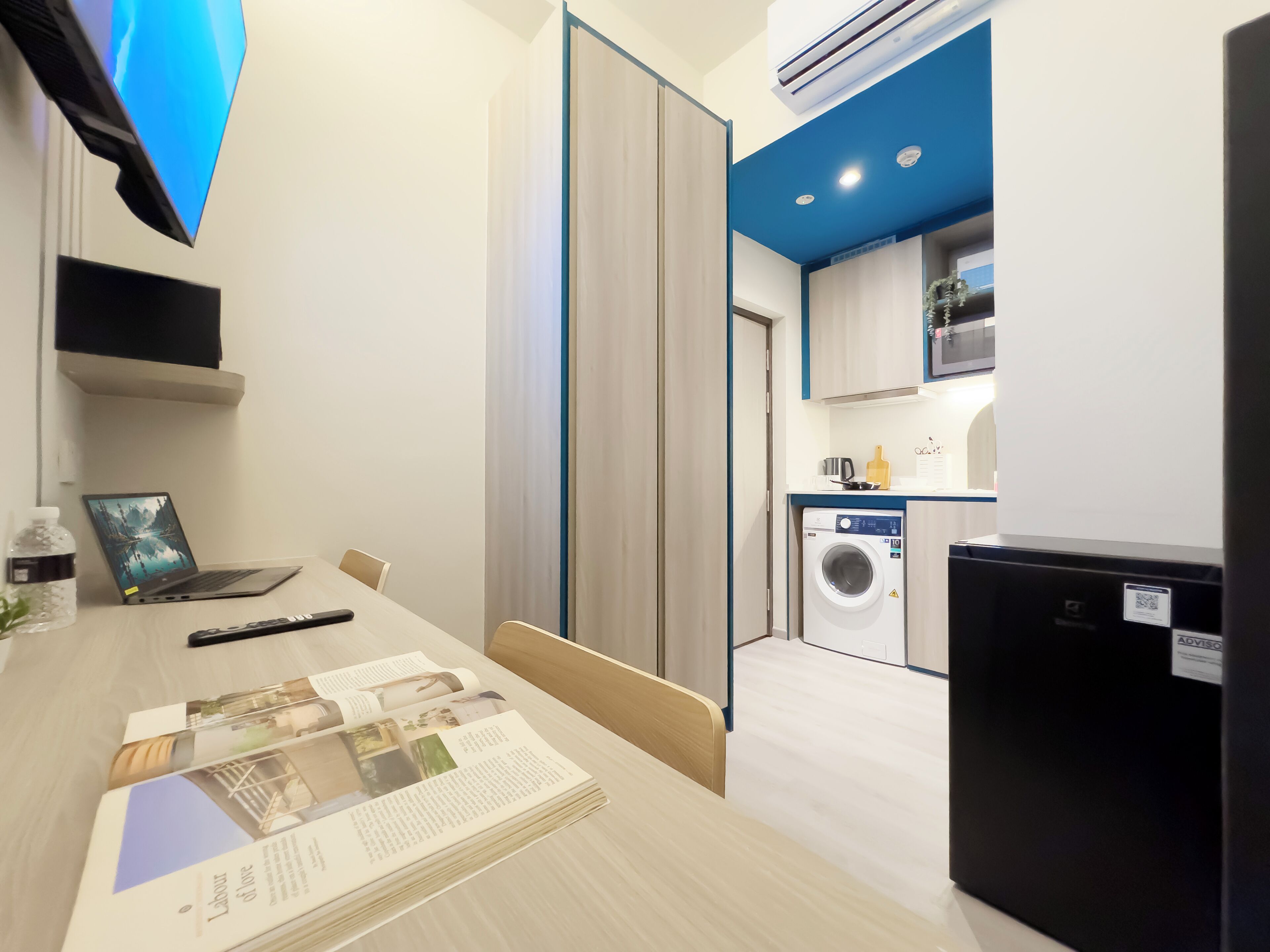 标准双床房 | 客房内保险箱、办公桌、遮光窗帘、熨斗/熨衣板