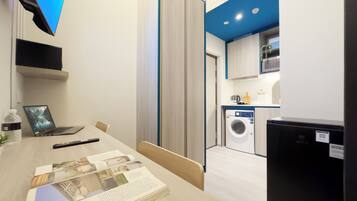 خزنة داخل الغرفة ومكتب وستائر تعتيم ومكواة/لوح كي