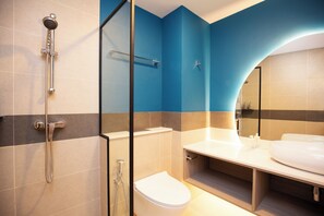 Habitación doble | Baño | Regadera, secadora de cabello, pantuflas, bidet 