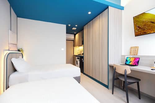 Deluxe Twin Room | In-room safe, desk, blackout drapes, iron/ironing board