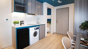 Kamar Double | Dapur pribadi | Lemari es, microwave, dan peralatan masak/sendok-piring