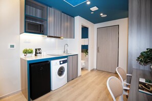 Double Room | Private kitchen | Fridge, microwave, cookware/dishes/utensils - Coliwoo Hotel Pasir Panjang (Singapore)