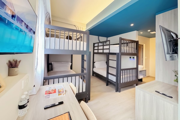 Family Quadruple Room | Peti besi dalam bilik, meja, langsir/tirai gelap terus