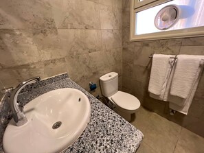 Deluxe Single Room, City View | Bathroom | Slippers, towels, soap, shampoo