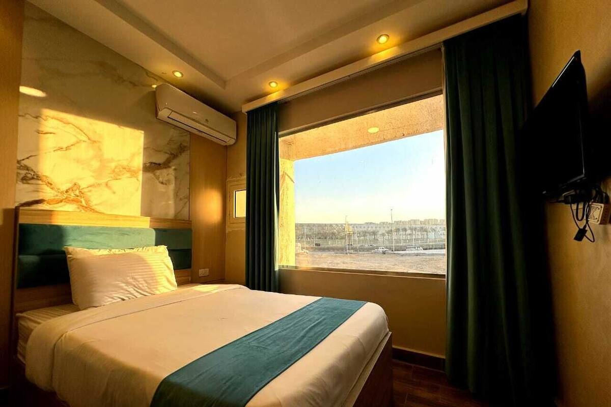 Deluxe Single Room, City View | Desk, iron/ironing board, free WiFi