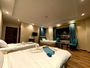 Deluxe Triple Room | Desk, iron/ironing board, free WiFi