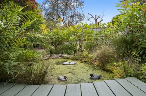 Chic Stylish Getaway with Stunning garden view Granny Flat in MC 2079