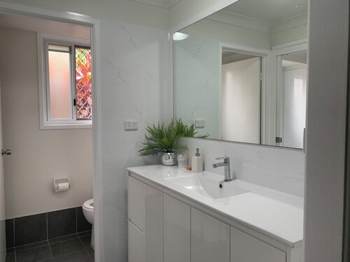 Chic Stylish Getaway with Stunning garden view Granny Flat in MC 2079