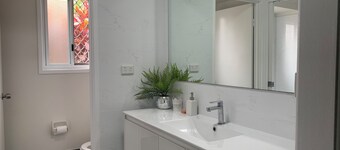 Chic Stylish Getaway with Stunning garden view Granny Flat in MC 2079