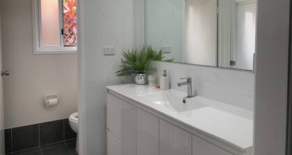 Chic Stylish Getaway with Stunning garden view Granny Flat in MC 2079
