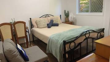 2 bedrooms, iron/ironing board, WiFi, bed sheets