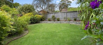 Chic Stylish Getaway with Stunning garden view Granny Flat in MC 2079