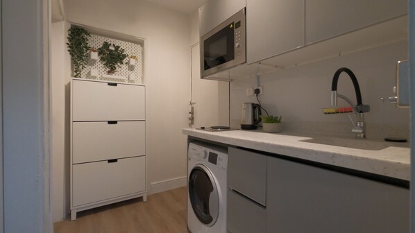 Kühlschrank, Mikrowelle, Ofen, Herdplatte