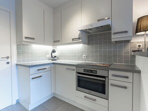 Fridge, dishwasher, cookware/dishes/utensils