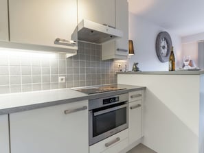 Fridge, dishwasher, cookware/dishes/utensils