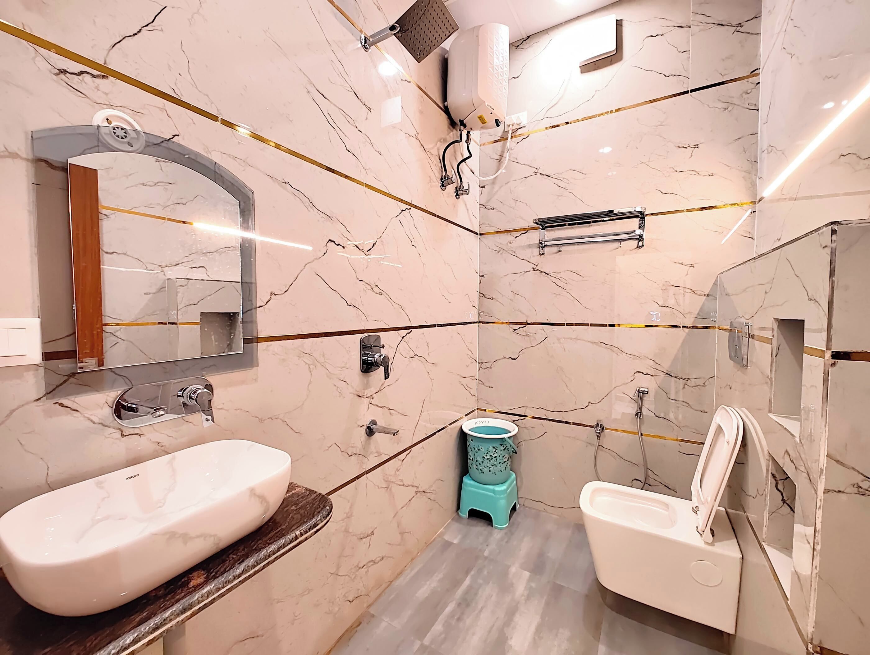 Dusche, Regendusche, kostenlose Toilettenartikel, Hausschuhe