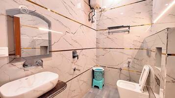 Dusche, Regendusche, kostenlose Toilettenartikel, Hausschuhe