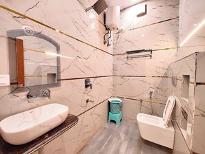 Shower, rainfall showerhead, free toiletries, slippers - Hotel V Palace Ayodhya (Ayodhya)
