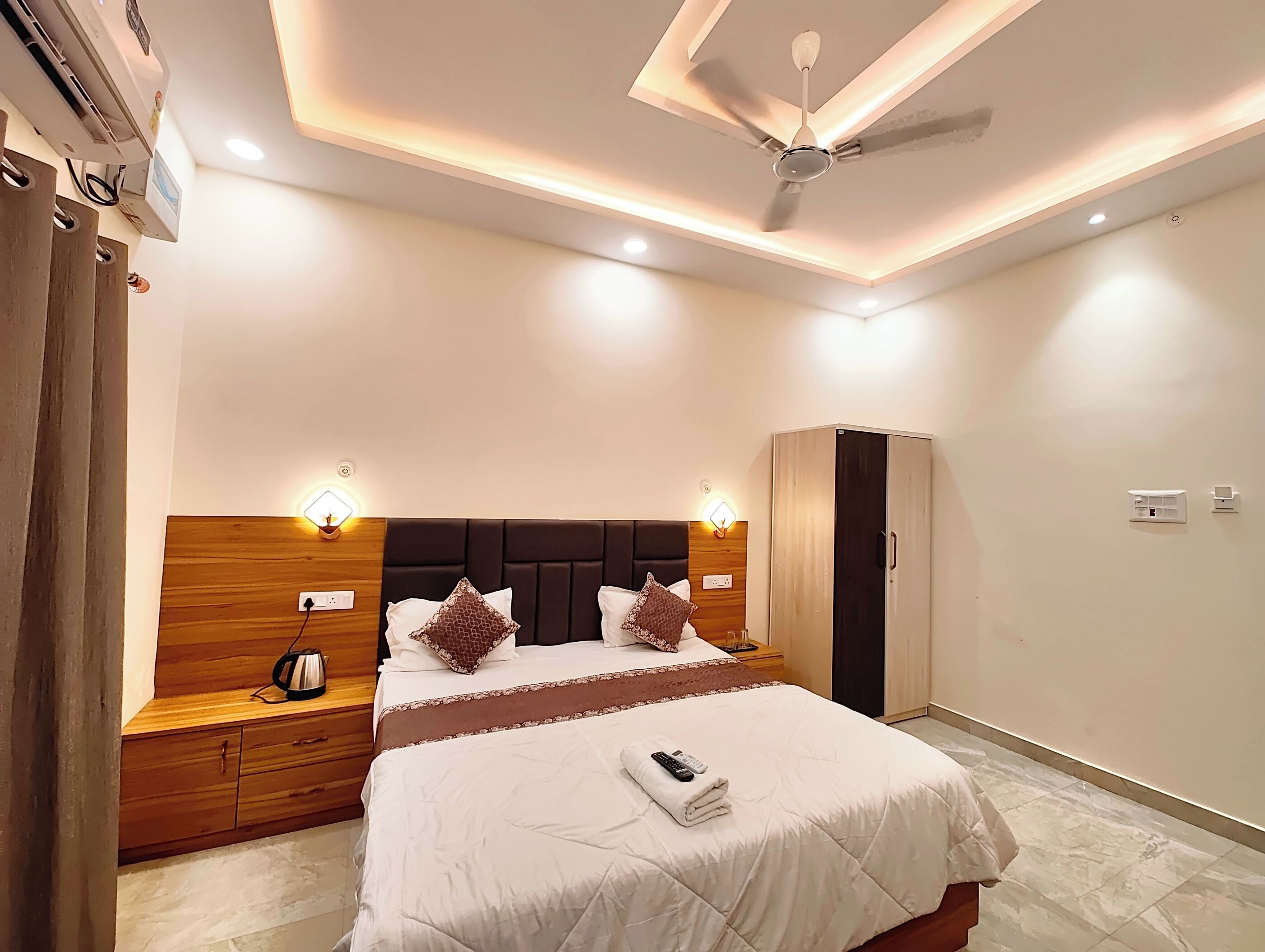 Deluxe Double Room, Air conditioning | Hypo-allergenic bedding, desk, soundproofing, free WiFi