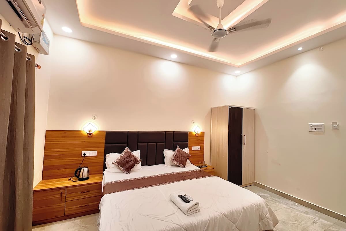 Deluxe Double Room, Air conditioning | Hypo-allergenic bedding, desk, soundproofing, free WiFi