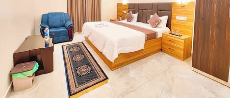 Deluxe Double Room, Multiple Beds, Air conditioning | Hypo-allergenic bedding, desk, soundproofing, free WiFi