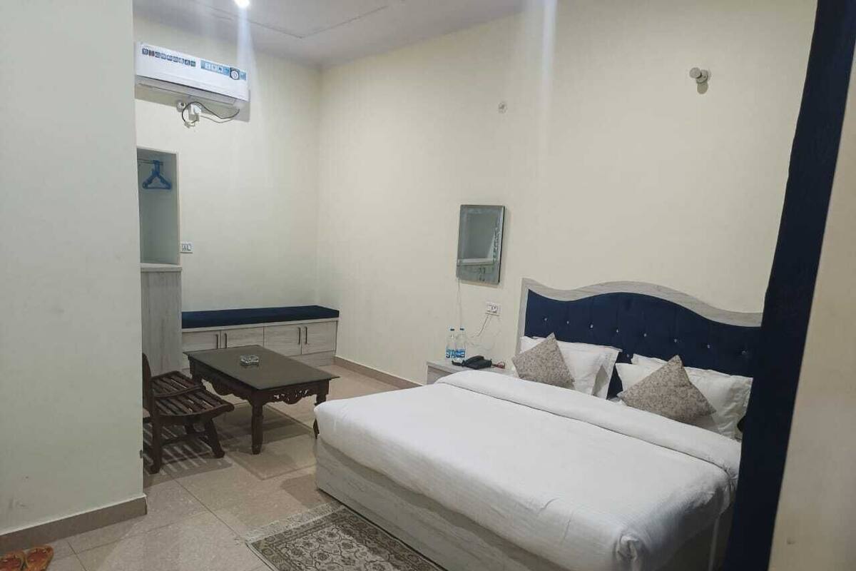 Deluxe Single Room, Balcony, Hill View | Desk, laptop workspace, free WiFi