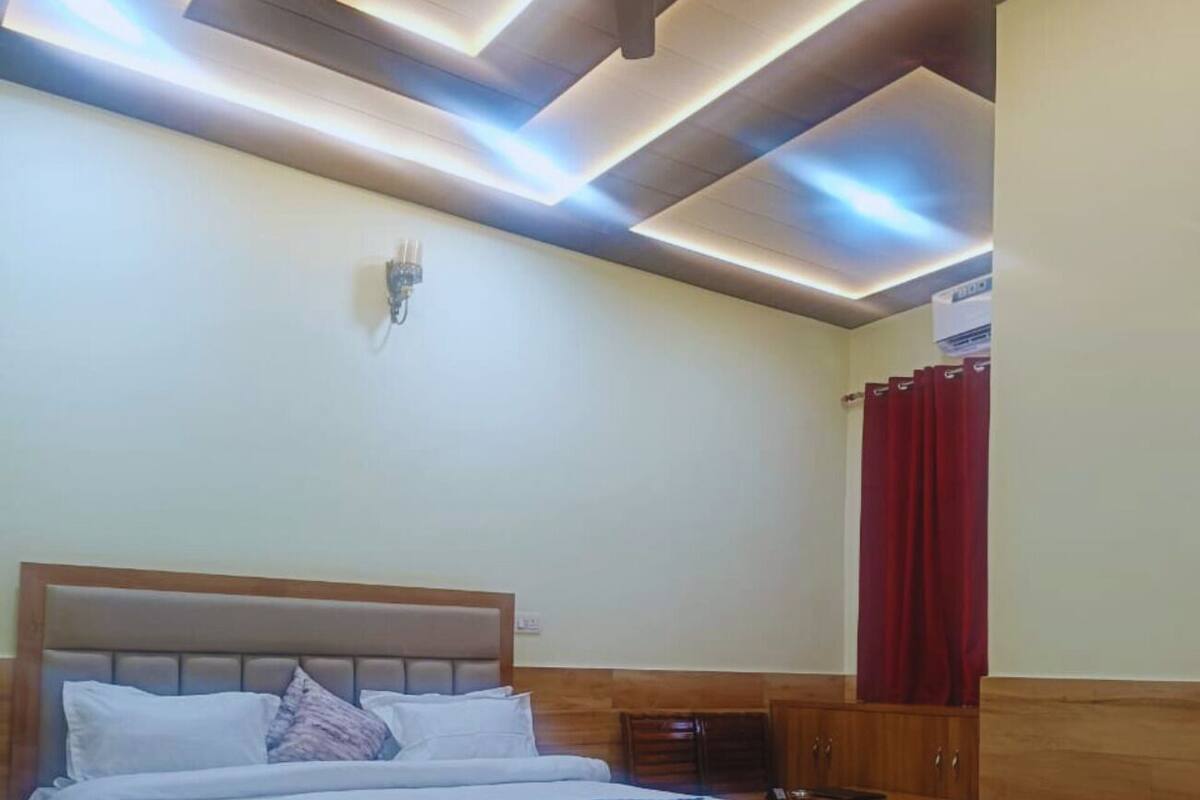 Luxury Single Room, Balcony, Hill View | Desk, laptop workspace, free WiFi