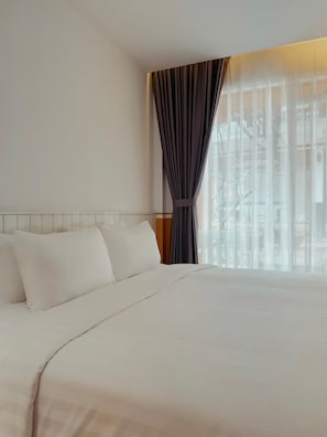 Room, 1 King Bed, Garden View | In-room safe, desk, free WiFi