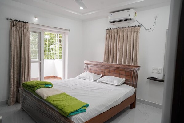 Desk, laptop workspace, free WiFi - Karthikeya Guest Inn  (Hyderabad)