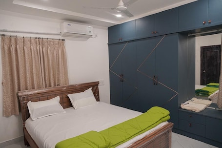 Deluxe Double Room | Desk, laptop workspace, free WiFi