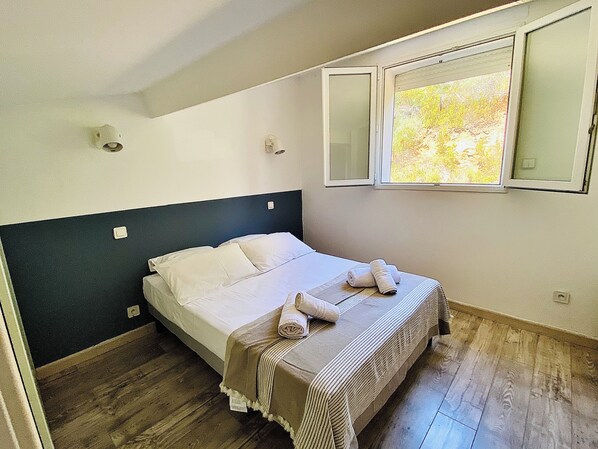 2 bedrooms, iron/ironing board, Internet, bed sheets