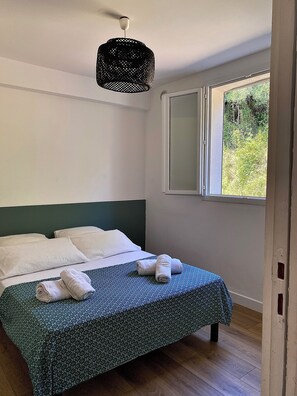 2 bedrooms, iron/ironing board, Internet, bed sheets