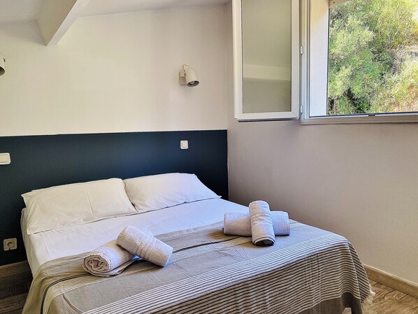 2 habitaciones, tabla de planchar con plancha, internet y ropa de cama 