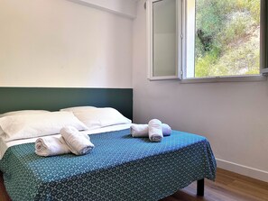 2 bedrooms, iron/ironing board, internet, bed sheets
