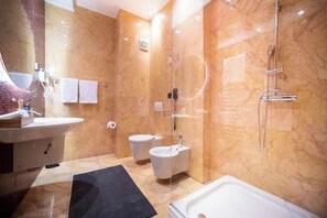 Een douche, een haardroger, een bidet, handdoeken
