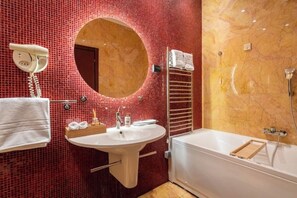 Een haardroger, een bidet, handdoeken, zeep