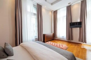 1 dormitori, planxa i posts de planxar, Internet i roba de llit 