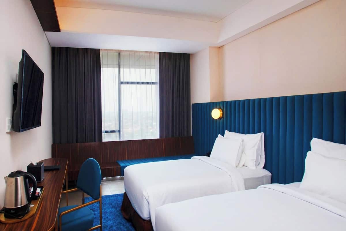 Deluxe Room | Iron/ironing board, free WiFi