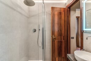 Douche, sĂšche-cheveux, bidet, serviettes fournies