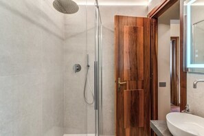 Dusche, Haartrockner, Bidet, Handtücher