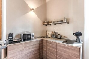 Réfrigérateur, micro-ondes, plaque de cuisson, lave-vaisselle