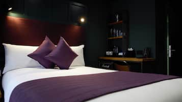 Minibar, wifi gratis y ropa de cama