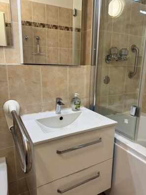 Een douche, handdoeken