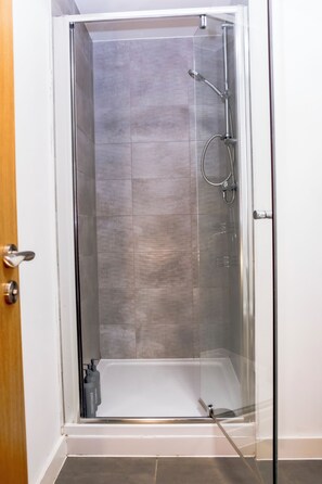 Dusche, Haartrockner, Handtücher, Seife