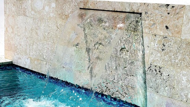 A swimming pool with clear blue water, a tiled edge, and a white wall. - 2BR 2BA Backup Power AC Wifi Gym 24h Security Ideal for Long Stays (Santiago de los Caballeros)