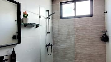Apartment, 2 Bedrooms, Accessible, Smoking | Bathroom amenities