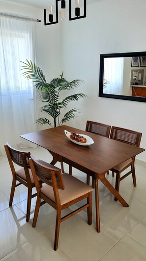 Appartement, 2 chambres, accessible aux personnes à mobilité réduite, fumeur | Salle à manger