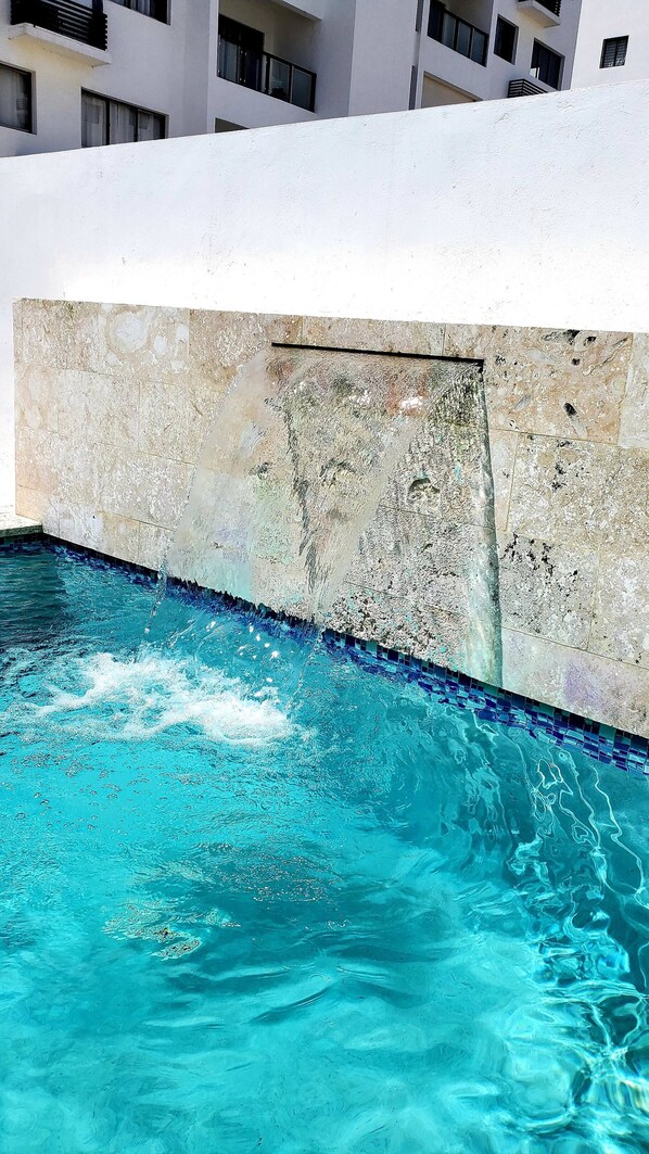 Una piscina al aire libre