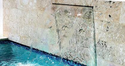 2 Bedrooms, 2 Bathrooms, AC, Wifi, Pool, Gym, No Blackouts, Santiago